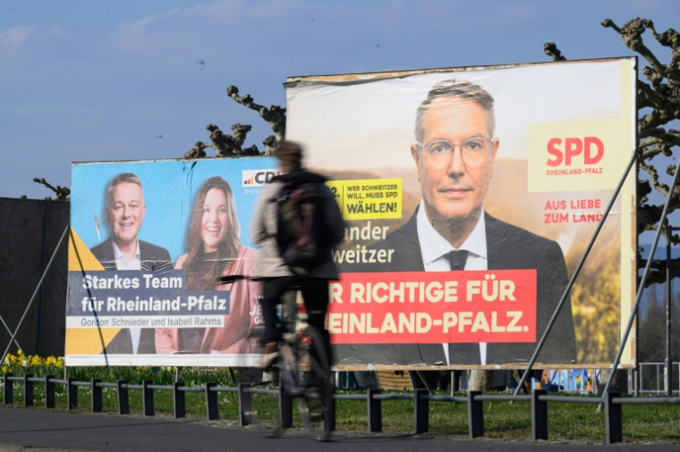Des affiches électorales des principaux candidats des partis CDU et SPD près du parlement régional de Rhénanie-Palatinat à Mayence, dans le sud-ouest de l'Allemagne, le 22 mars 2026 ( AFP / DANIEL PETER )