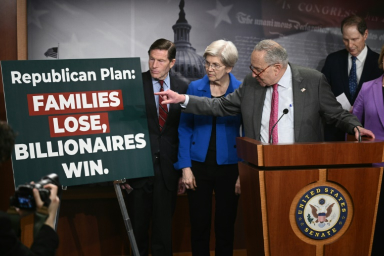 Le chef de la minorité démocrate au Sénat américain, Chuck Schumer, lors d'une conférence de presse au Congrès, le 4 avril 2025 à Washington ( AFP / Brendan SMIALOWSKI )