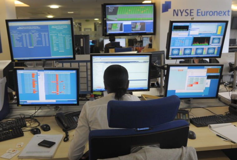 Une experte travaille devant ses écrans dans la salle des opérations des marchés au comptant de NYSE Euronext, à Paris