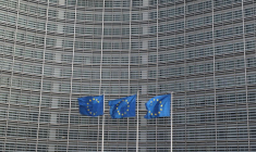 Les drapeaux de l'Union européenne flottent devant le siège de la Commission européenne à Bruxelles