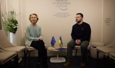 Ursula von der Leyen aux côtés du président ukrainien Volodymyr Zelensky à Davos le 16 janvier 2024. ( UKRAINIAN PRESIDENTIAL PRESS SER / HANDOUT )