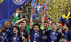 Le Paris SG brandit son trophée après sa victoire en Ligue des Champions contre Arsenal, le 30 mai 2026 à Budapest ( AFP / FRANCK FIFE )
