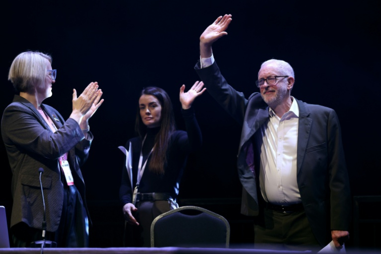 Jeremy Corbyn, ancien chef du Parti travailliste et cofondateur de "Votre Parti", à l'issue d'un d'un discours à Liverpool, dans le nord-ouest de l'Angleterre, le 29 novembre 2025 ( AFP / Darren Staples )
