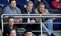 Gérard Bourgoin (droite) assiste à un match de football de Ligue 1