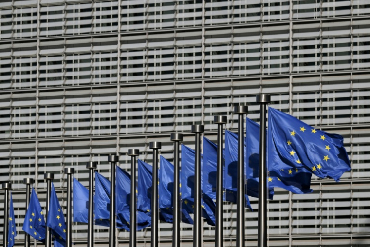 Des drapeaux européens devant la Commission européenne, à Bruxelles, le 18 mars 2026 ( AFP / Nicolas TUCAT )