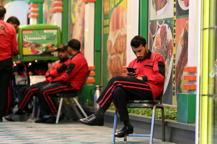 Un livreur afghan devant un restaurant de Kaboul, le 1er octobre 2025 ( AFP / Wakil KOHSAR )