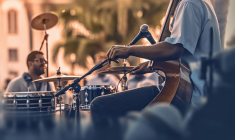 (Crédits photo : Adobe Stock - Orchestre de rue se produisant en ville à l'occasion de la fête de la musique)