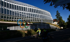 Les anneaux olympiques devant le siège du CIO lors d'une réunion du Comité exécutif à la Maison de l'Olympisme à Lausanne