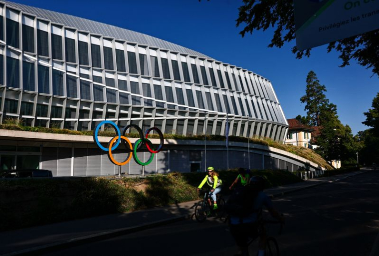 Les anneaux olympiques devant le siège du CIO lors d'une réunion du Comité exécutif à la Maison de l'Olympisme à Lausanne