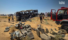 Cette photo prise et diffusée par l’agence de presse officielle syrienne SANA le 25 juillet 2026 montre des personnes et des secouristes inspectant les dégâts sur les lieux de la collision meutrière entre deux bus sur la route reliant Damas à Deir Ezzor ( SANA / - )