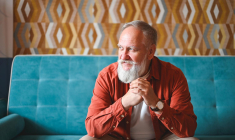 Fraîchement retraité, Jacques se lance avec passion dans la collection de montres de luxe. Avant sa première vente aux enchères, il s’informe sur les rouages du marché, la conservation des pièces et la fiscalité liée à leur transmission. ( crédit photo : Getty Images )