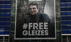 Un portrait géant du journaliste emprisonné en Algérie Christophe Gleizes, déployé sur la façade du siège du Conseil départemental des Bouches-du-Rhône, le 12 décembre 2025 à Marseille ( AFP / Thibaud MORITZ )
