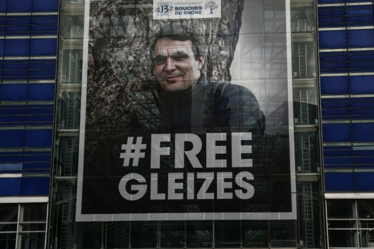 Un portrait géant du journaliste emprisonné en Algérie Christophe Gleizes, déployé sur la façade du siège du Conseil départemental des Bouches-du-Rhône, le 12 décembre 2025 à Marseille ( AFP / Thibaud MORITZ )