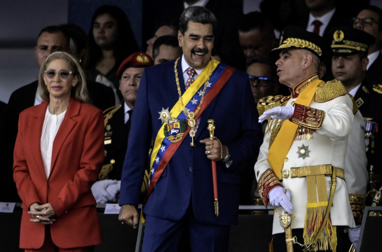 Nicolas Maduro (au centre) et Vladimir Padrino à Caracas, au Venezuela, le 5 juillet 2025. ( AFP / JUAN BARRETO )