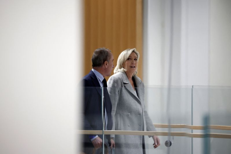 La dirigeante de l'extrême droite française, Marine Le Pen, est jugée pour avoir prétendument détourné des fonds de l'UE