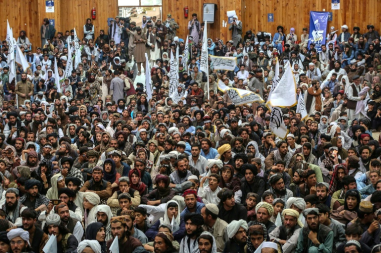 Des Afghans rassemblés lors des célébrations du cinquième anniversaire du retour des talibans au pouvoir, le 15 août 2026 à Ghazni, à environ 150 km au sud-ouest de Kaboul ( AFP / Mohammad Faisal NAWEED )
