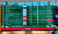 Des vols annulés sur un écran des départs à l’aéroport international Ministro Pistarini, à Ezeiza, dans la province de Buenos Aires, en Argentine, le 4 mars 2026 ( AFP / Daniel SLIM )