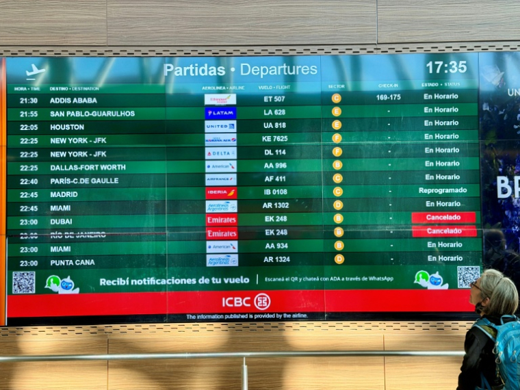 Des vols annulés sur un écran des départs à l’aéroport international Ministro Pistarini, à Ezeiza, dans la province de Buenos Aires, en Argentine, le 4 mars 2026 ( AFP / Daniel SLIM )