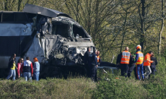 Des pompiers et policiers sur le site d'une collission entre un TGV et un camion à un passage à niveau à Bully-les-Mines, entre Béthune et Lens, le 7 avril 2026 dans le Pas-de-Calais ( AFP / Sameer AL-DOUMY )