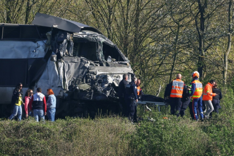 Des pompiers et policiers sur le site d'une collission entre un TGV et un camion à un passage à niveau à Bully-les-Mines, entre Béthune et Lens, le 7 avril 2026 dans le Pas-de-Calais ( AFP / Sameer AL-DOUMY )