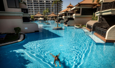 Une femme nage dans la piscine de l'hôtel Anantara The Palm à Dubaï, le 6 juin 2026 ( AFP / FADEL SENNA )