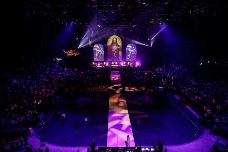 Plusieurs milliers de catholiques participent au "Congrès mission", à Paris, à l'Accor Arena, le 7 novembre 2025 ( AFP / STEPHANE DE SAKUTIN )