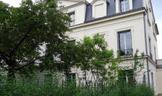 Le château des Brouillards vu depuis l'allée des Brouillards. (Crédit photo: Mbzt - Wkimedia Commons)