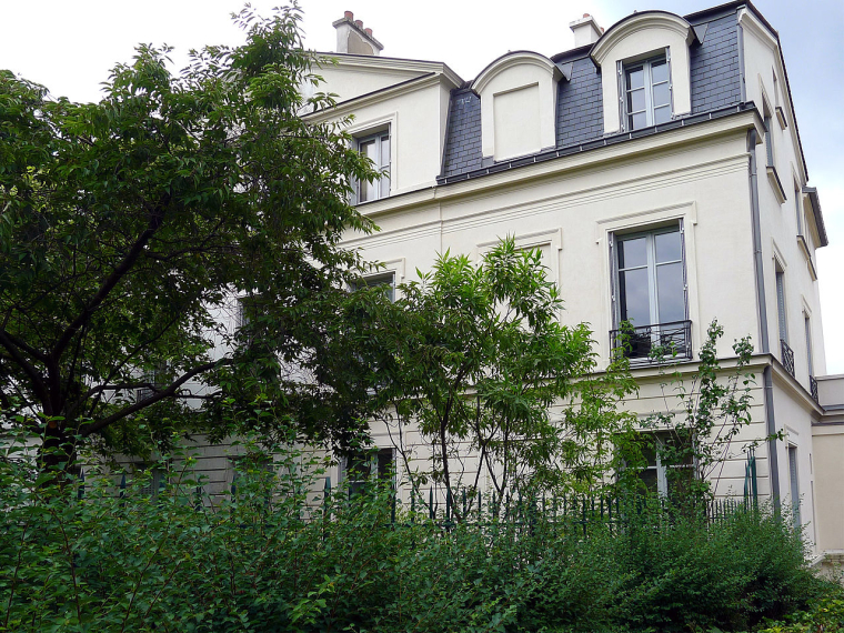 Le château des Brouillards vu depuis l'allée des Brouillards. (Crédit photo: Mbzt - Wkimedia Commons)