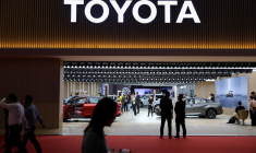 Des visiteurs au stand Toyota lors d'une journée médias du salon Auto Shanghai à Shanghai