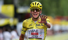Tadej Pogacar célèbre son cinquième sacre au Tour de France après la 21e étape du Tour de France 2026 sur les Champs-Élysées le 26 juillet 2026 ( AFP / Anne-Christine POUJOULAT )