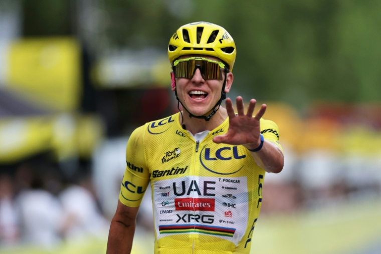 Tadej Pogacar célèbre son cinquième sacre au Tour de France après la 21e étape du Tour de France 2026 sur les Champs-Élysées le 26 juillet 2026 ( AFP / Anne-Christine POUJOULAT )
