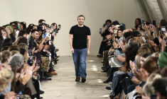 Julien Dossena salue le public après la présentation de la collection printemps-été 2026 de prêt-à-porter féminin de Rabanne, dans le cadre de la Fashion Week de Paris au siège de l’Unesco, le 2 octobre 2025. ( AFP / THIBAUD MORITZ )