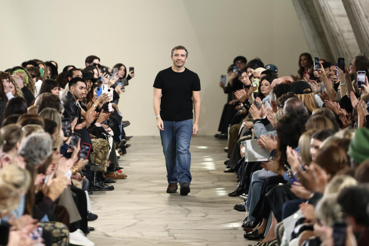 Julien Dossena salue le public après la présentation de la collection printemps-été 2026 de prêt-à-porter féminin de Rabanne, dans le cadre de la Fashion Week de Paris au siège de l’Unesco, le 2 octobre 2025. ( AFP / THIBAUD MORITZ )