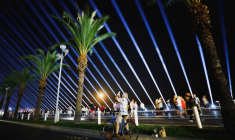 86 lumières commémoratives illuminent la nuit lors d'une cérémonie organisée à l'occasion du sixième anniversaire de l'attentat meurtrier perpétré le 14 juillet, jour de la fête nationale, à Nice