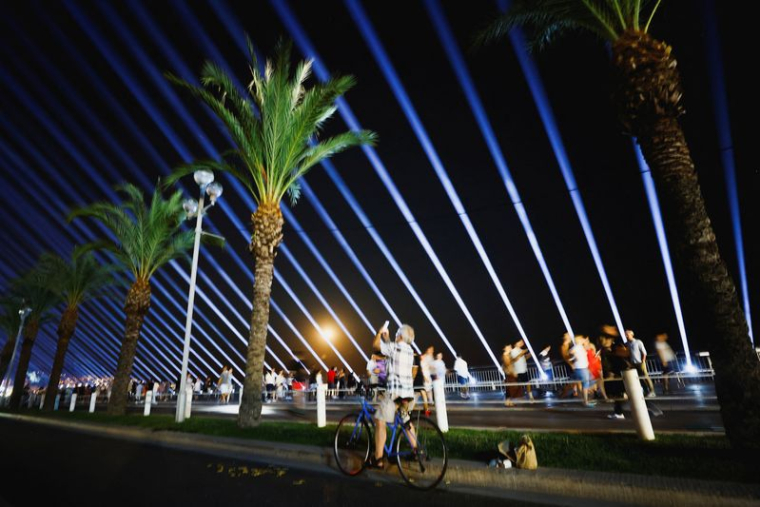 86 lumières commémoratives illuminent la nuit lors d'une cérémonie organisée à l'occasion du sixième anniversaire de l'attentat meurtrier perpétré le 14 juillet, jour de la fête nationale, à Nice