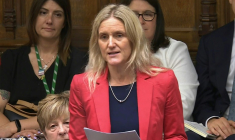 Image tirée d'une vidéo diffusée par l'Unité d'enregistrement parlementaire britannique (PRU) via le site Web de Parliament TV, le 20 juin 2025, de la députée travailliste Kim Leadbeater ouvrant le débat final sur le projet de loi autorisant l'aide à mourir pour certains malades en phase terminale à la Chambre des communes à Londres ( PRU / - )