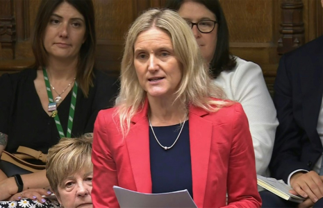 Image tirée d'une vidéo diffusée par l'Unité d'enregistrement parlementaire britannique (PRU) via le site Web de Parliament TV, le 20 juin 2025, de la députée travailliste Kim Leadbeater ouvrant le débat final sur le projet de loi autorisant l'aide à mourir pour certains malades en phase terminale à la Chambre des communes à Londres ( PRU / - )
