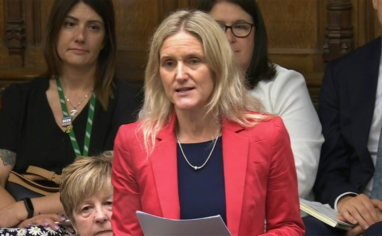 Image tirée d'une vidéo diffusée par l'Unité d'enregistrement parlementaire britannique (PRU) via le site Web de Parliament TV, le 20 juin 2025, de la députée travailliste Kim Leadbeater ouvrant le débat final sur le projet de loi autorisant l'aide à mourir pour certains malades en phase terminale à la Chambre des communes à Londres ( PRU / - )