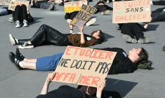 Des manifestants brandissent de pancartes dénonçant la pauvreté étudiante, à Paris le 18 avril 2025 ( AFP / Bertrand GUAY )