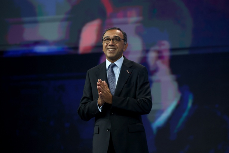 Vivek Badrinath, directeur général de la GSMA, lors du salon mondial du mobile de Barcelone en Espagne, le 2 mars 2026 ( AFP / Lluis GENE )