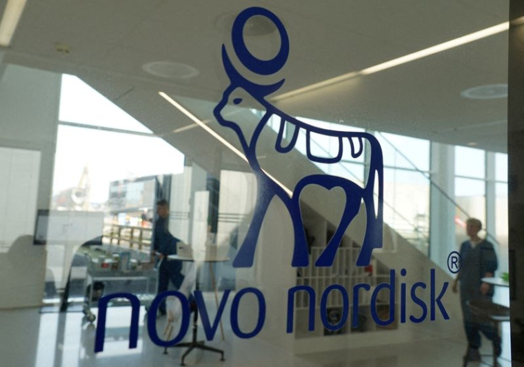 Logo de Novo Nordisk au-dessus de l'entrée de ses bureaux à Hillerod