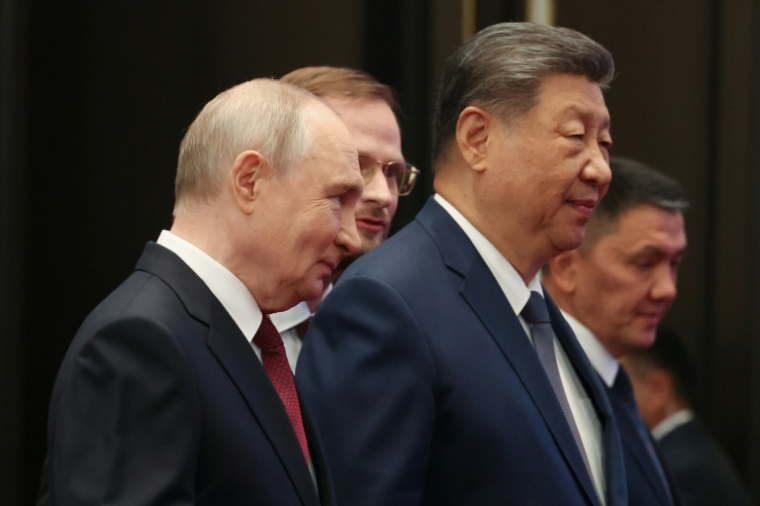 Cette photo, diffusée par l'agence d'Etat russe Sputnik, montre le président russe Vladimir Poutine (à gauche) aux côté de son homologue chinois Xi Jinping lors du sommet de l'Organisation de coopération de Shanghai (OCS), à Bichkek, le 1er septembre 2026 ( POOL / Vyacheslav PROKOFYEV )