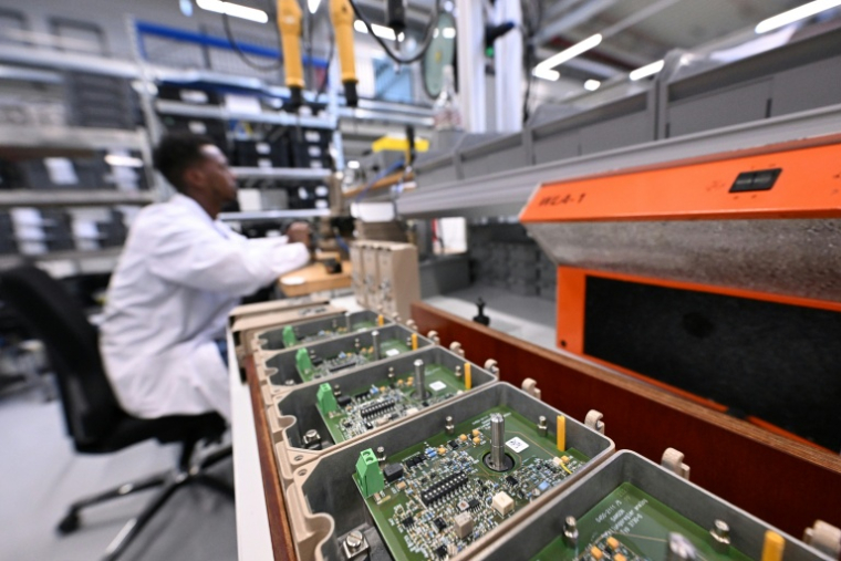 un employé dans l'usine du groupe Samson à Offenbach,le 10 juin 2026 ( AFP / Kirill KUDRYAVTSEV )