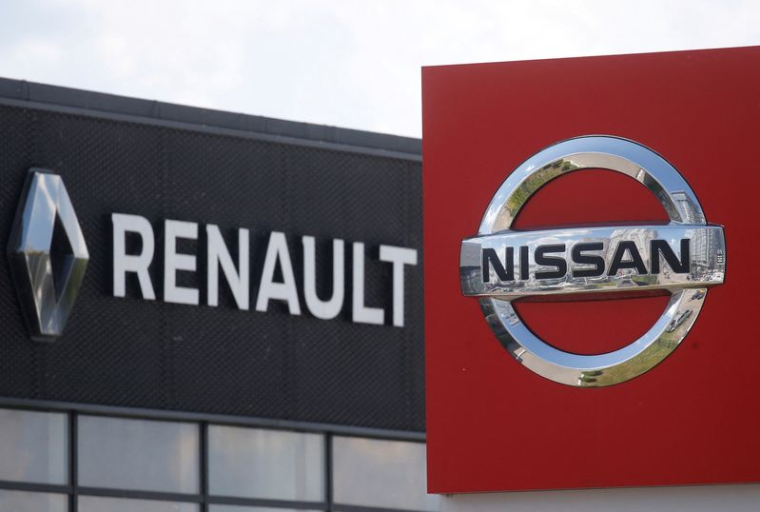 Les logos de Nissan et Renault photographiés chez un concessionnaire automobile à Kyiv, Ukraine