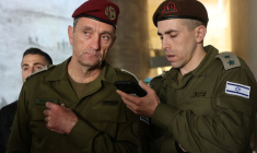 Le chef d'état-major israélien Herzi Halevi écoute un message lors d'une cérémonie