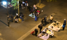 Vendeurs à la sauvette et clients place de La Chapelle à Paris, le 5 septembre 2018 ( AFP / JOEL SAGET )