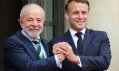 Le président français Emmanuel Macron (d) accueille son homologue brésilien Luiz Inacio Lula da Silva à l'Elysée, le 5 juin 2025 à Paris ( AFP / Ludovic MARIN )