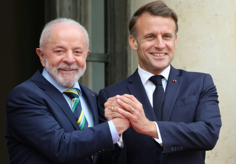 Le président français Emmanuel Macron (d) accueille son homologue brésilien Luiz Inacio Lula da Silva à l'Elysée, le 5 juin 2025 à Paris ( AFP / Ludovic MARIN )