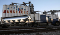 Un semi-remorque passe devant un site industriel à Mansfield, dans l'Ohio