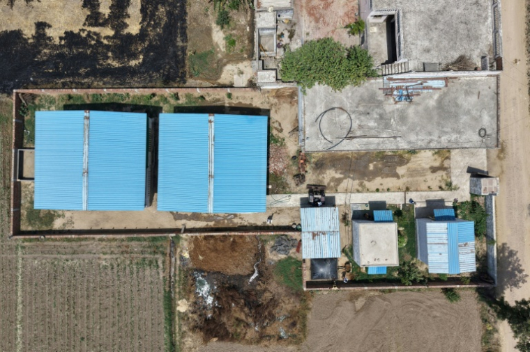 Vue aérienne d'une usine de biogaz installée dans une ferme du district de Bulandshahr, dans l'Uttar Pradesh, le 24 avril 2026 en Inde ( AFP / Arun SANKAR )